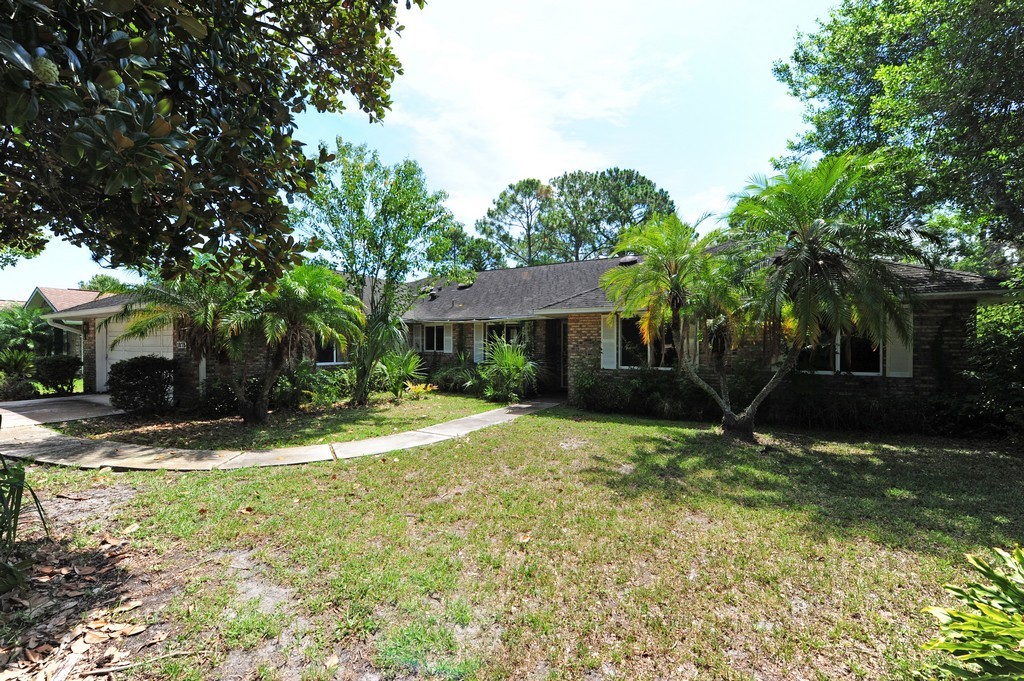 1878 Seclusion Drive, BANK-OWNED - Golf Course Pool Home in Spruce Creek Fly-In